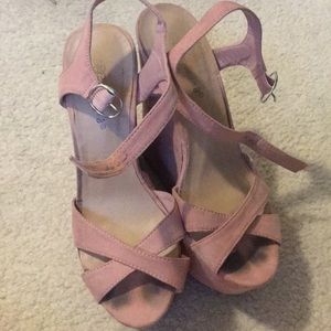 Blush pink suede wedges 👠